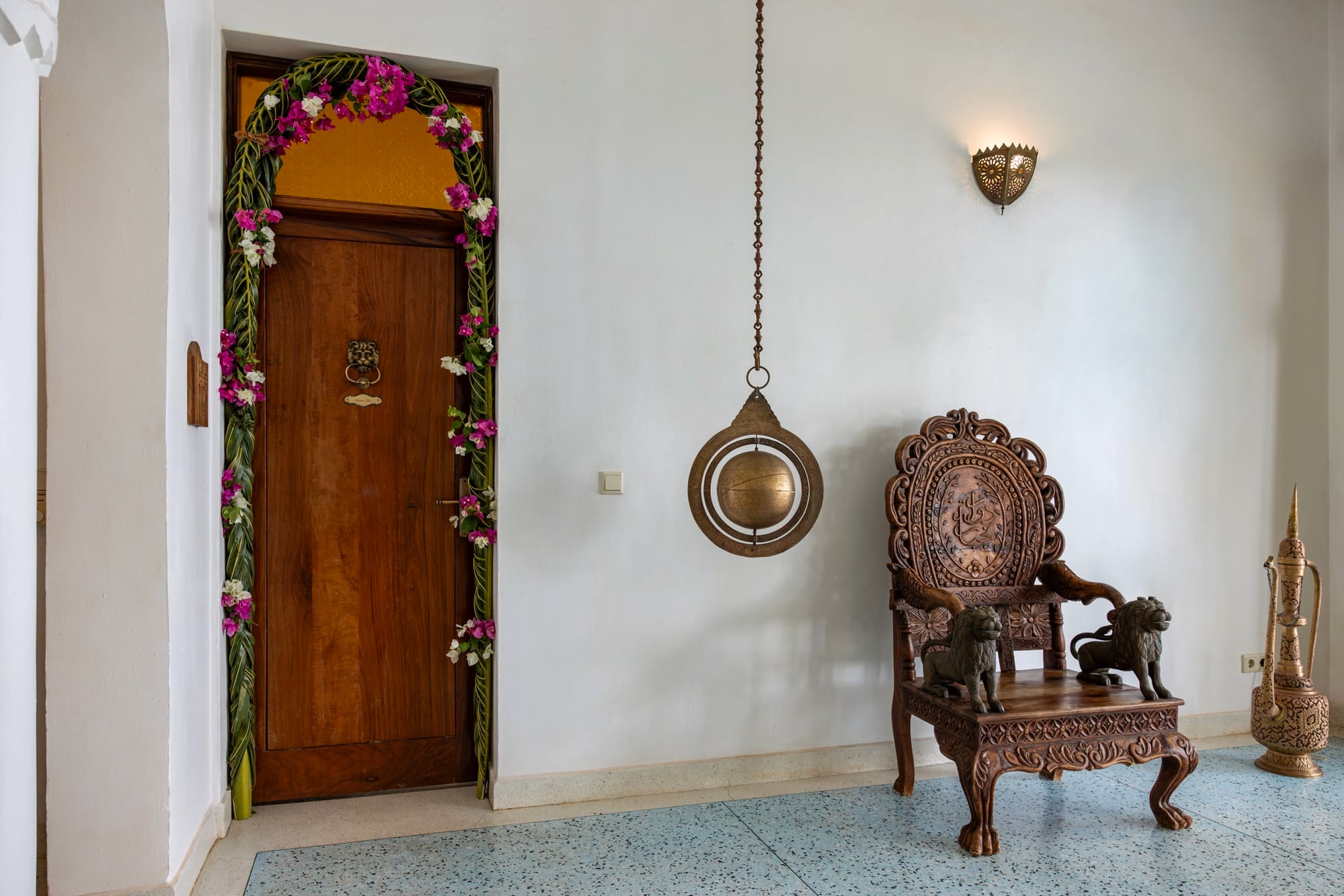 Der Salon zwischen den Kidosho-Zimmern, mit geschnitztem Stuhl und blumengeschmückter Tür.