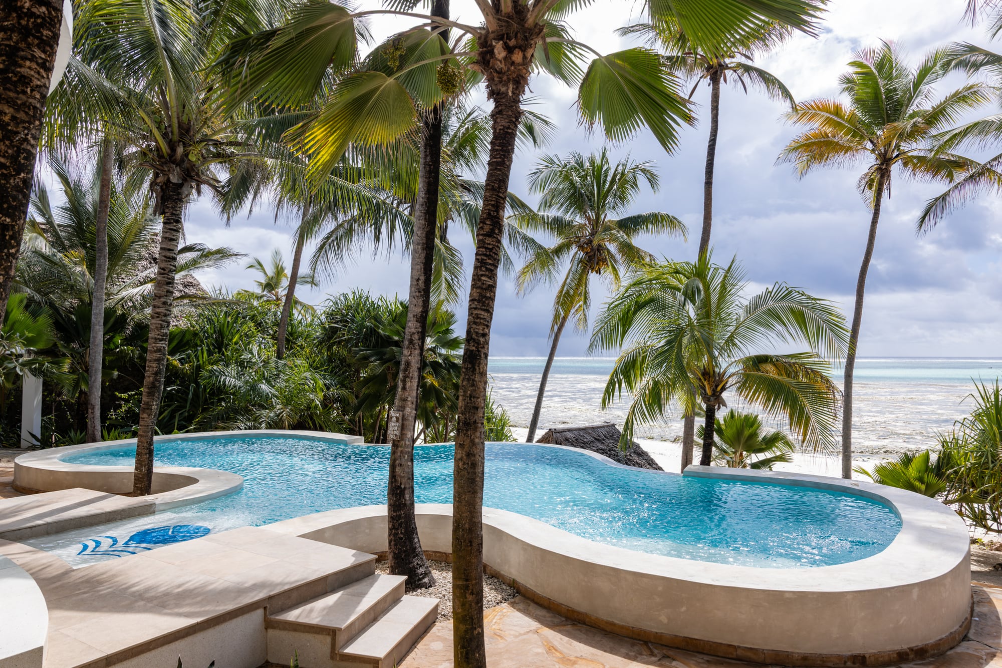 Der Blick von der Villa Kidosho über den Pool auf das Meer.