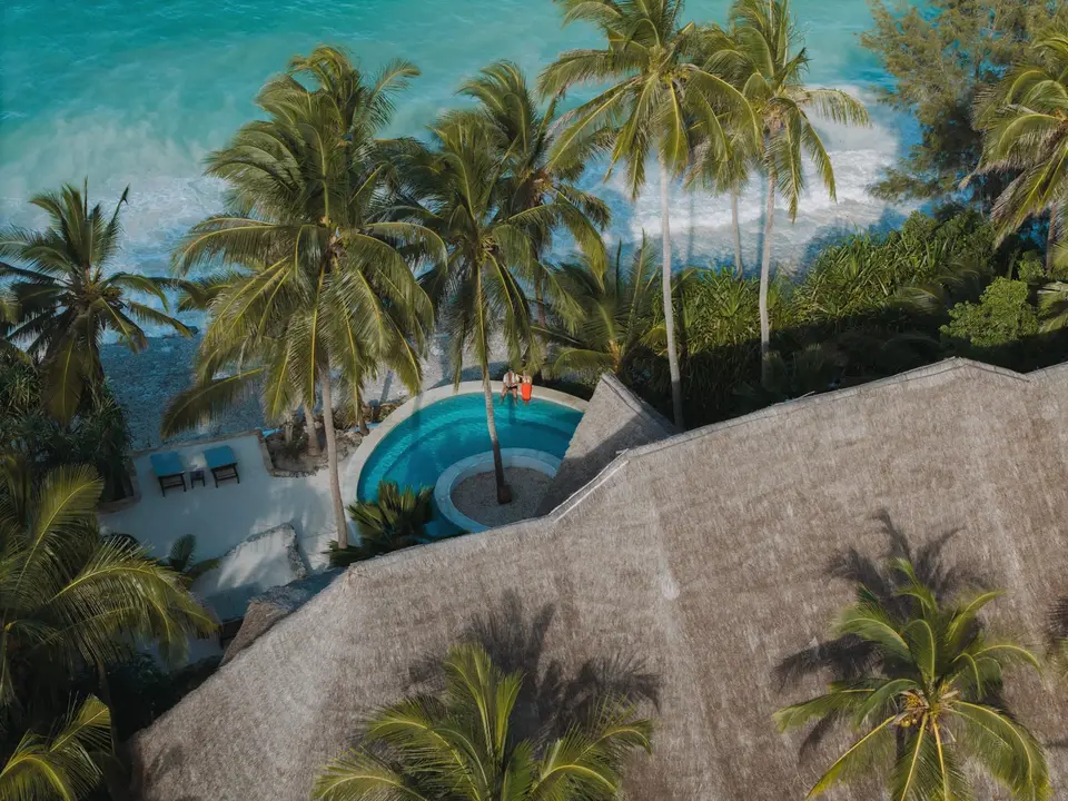 Asili House – Drohnenaufnahme von Pool & Strand, Sansibar