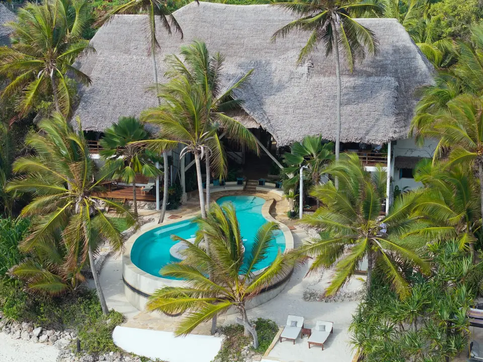 Asili House – Drohnenaufnahme von Pool & Lounge-Garten