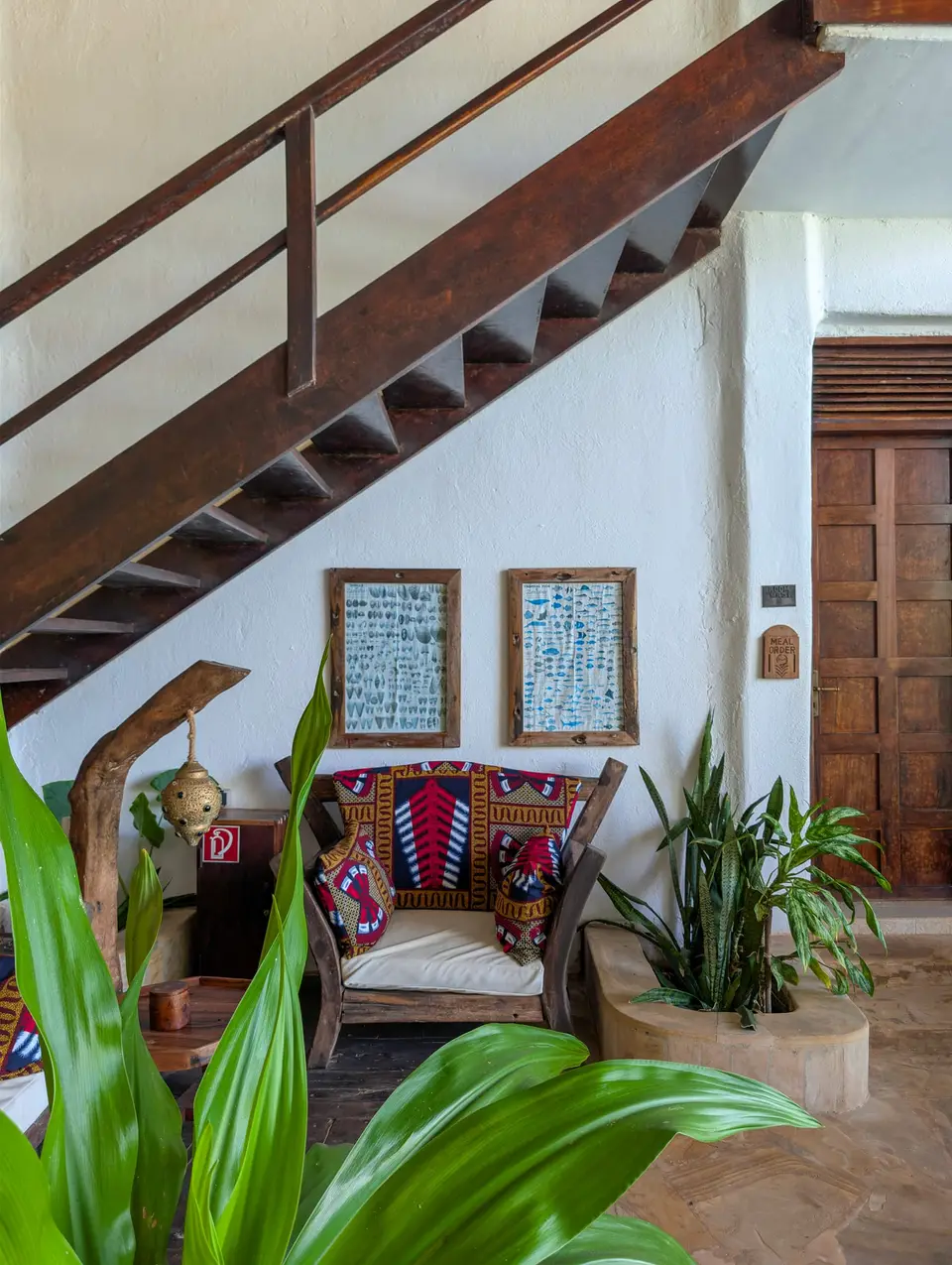 Lounge-Ecke im Asili House, Boutique Hotel Matlai Sansibar, mit zwei handgefertigten Dhau-Sofas zum Lesen und Entspannen.