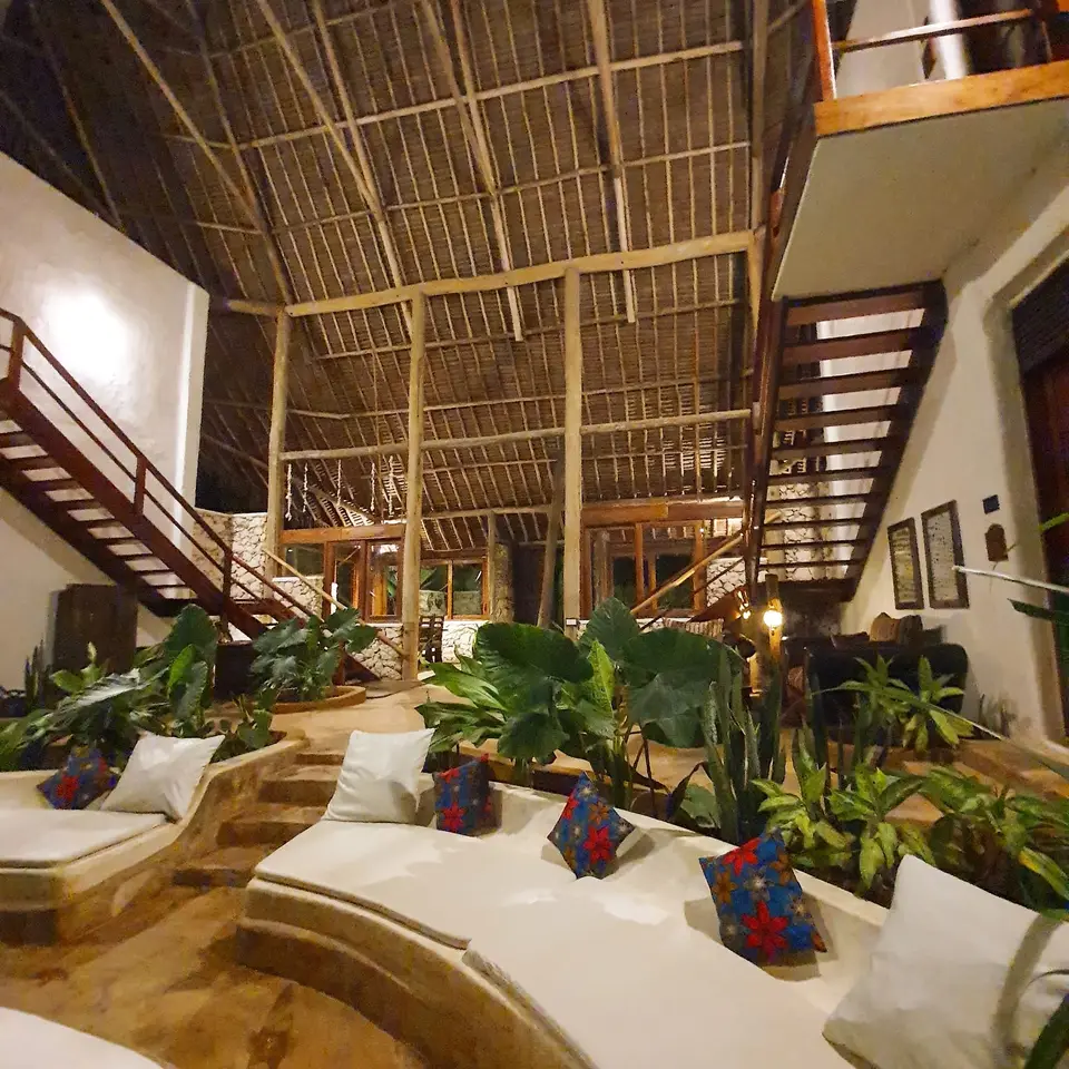 Asili House – Lounge bei Nacht