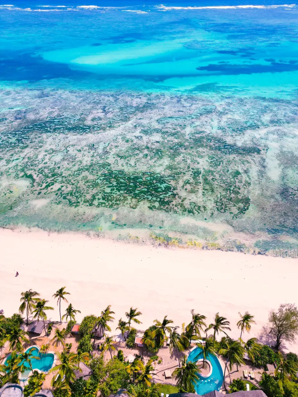 Drohnenaufnahme von Asili House und Villa Kidosho im Boutique Hotel Matlai Sansibar, mit Strand und Meer.