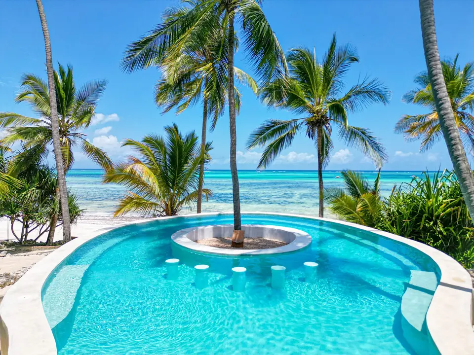 Asili Pool – Blick aus der Lounge