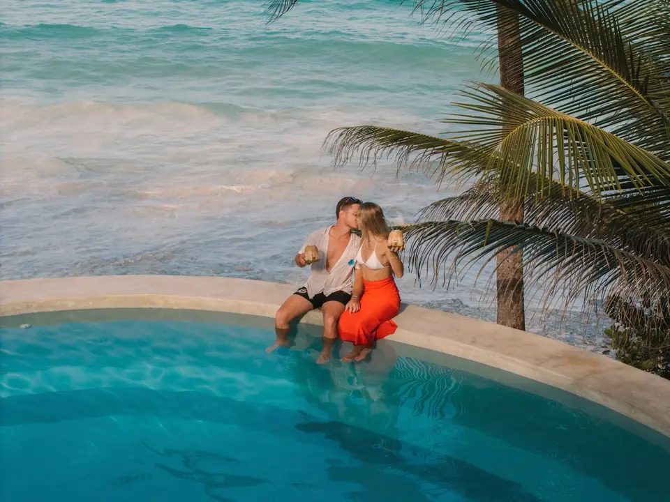 Romantischer Kuss am Poolrand – Asili House Sansibar