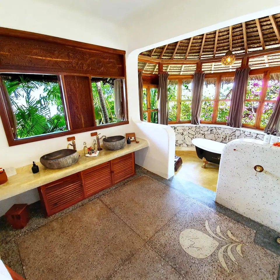 Zimmer Dunia – Badezimmer | Badewanne, Dusche, separates WC, Doppelwaschbecken
