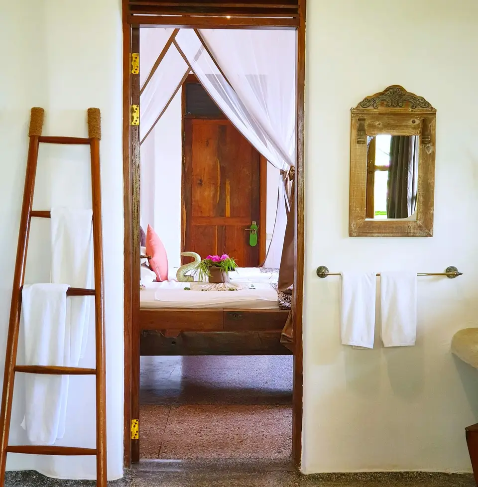 Zimmer Dunia | Blick vom Badezimmer ins Schlafzimmer