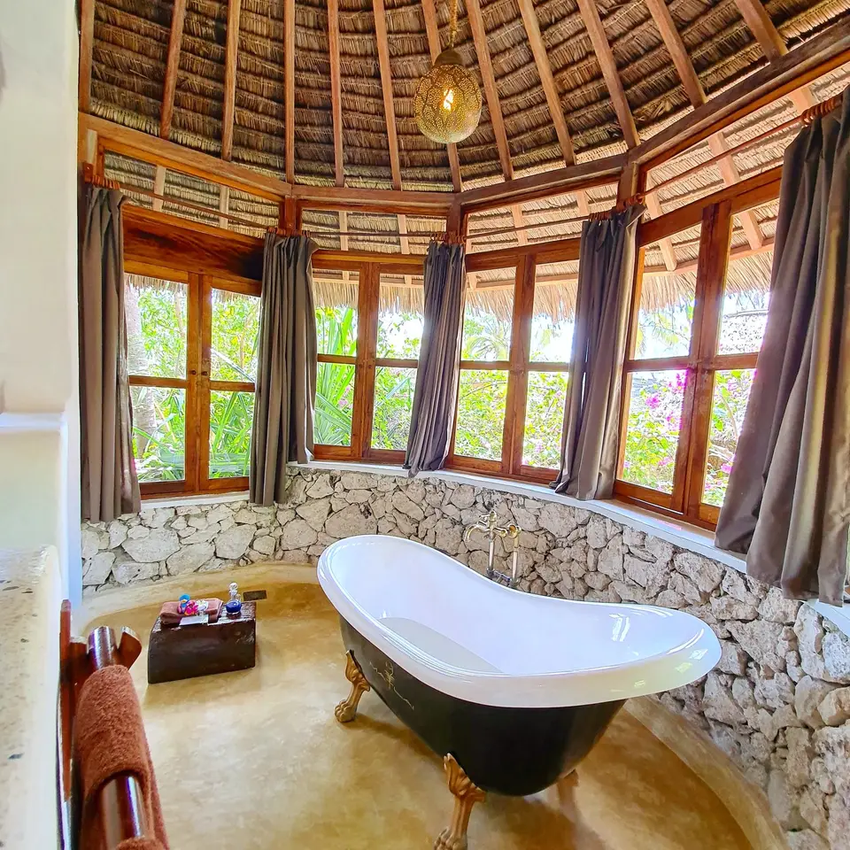 Löwenfuß-Badewanne in Zimmer Dunia im Asili House, Boutique Hotel Matlai Sansibar, mit beeindruckendem Design und Meerblick.