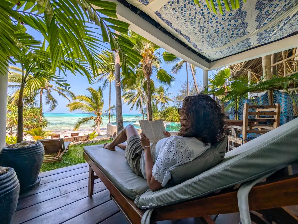 Entspannung auf dem Balkon von Zimmer Maji – Asili House Sansibar