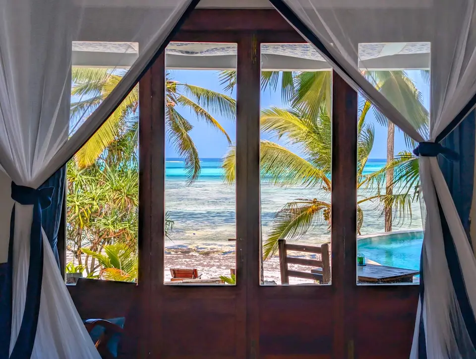 Zimmer Maji Balkonblick – Asili House Sansibar