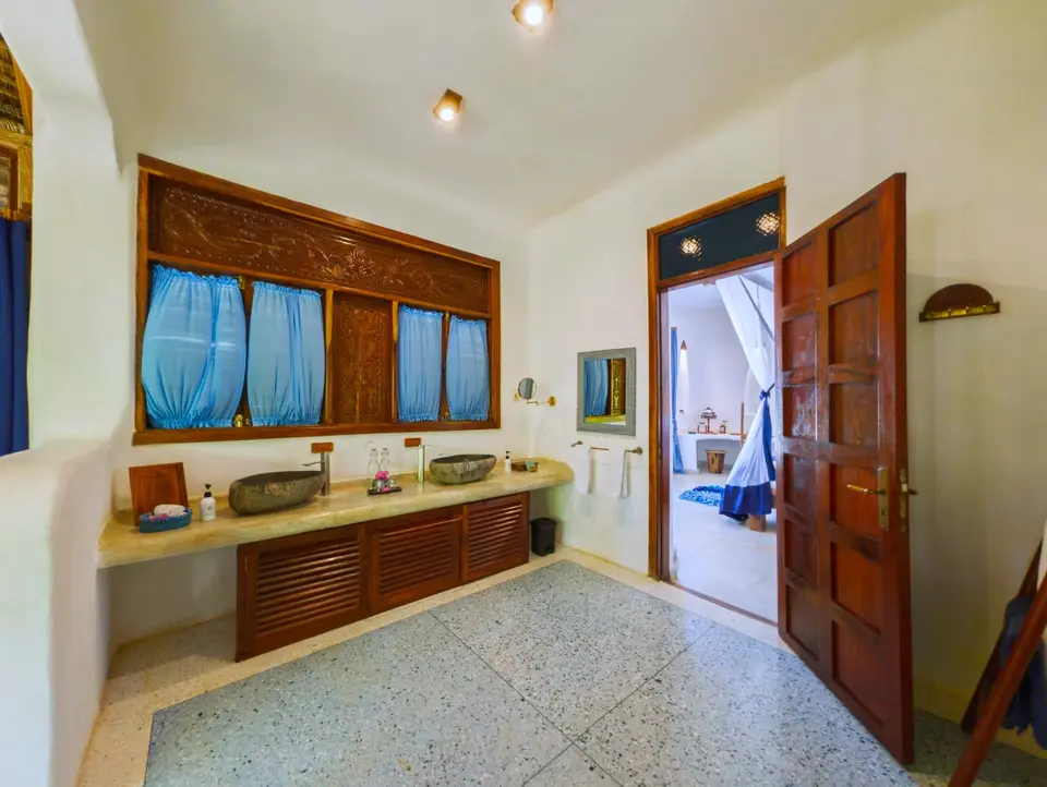 Zimmer Maji Badezimmerblick – Asili House Sansibar