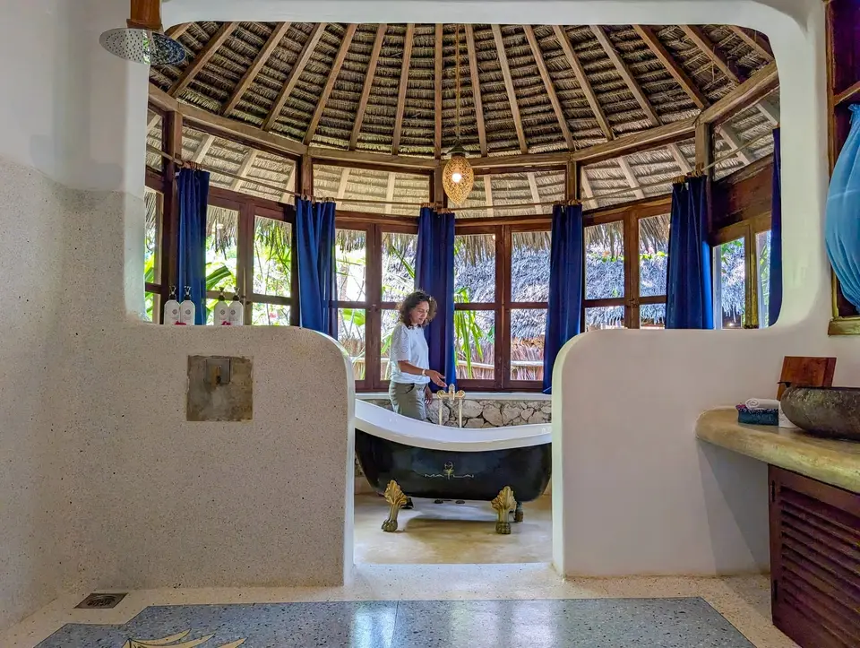 Zimmer Maji Badewanne – Asili House Sansibar