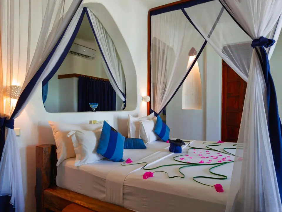 Handgefertigtes Bett aus Dhau-Holz in Zimmer Maji im Asili House, Boutique Hotel Matlai Sansibar.