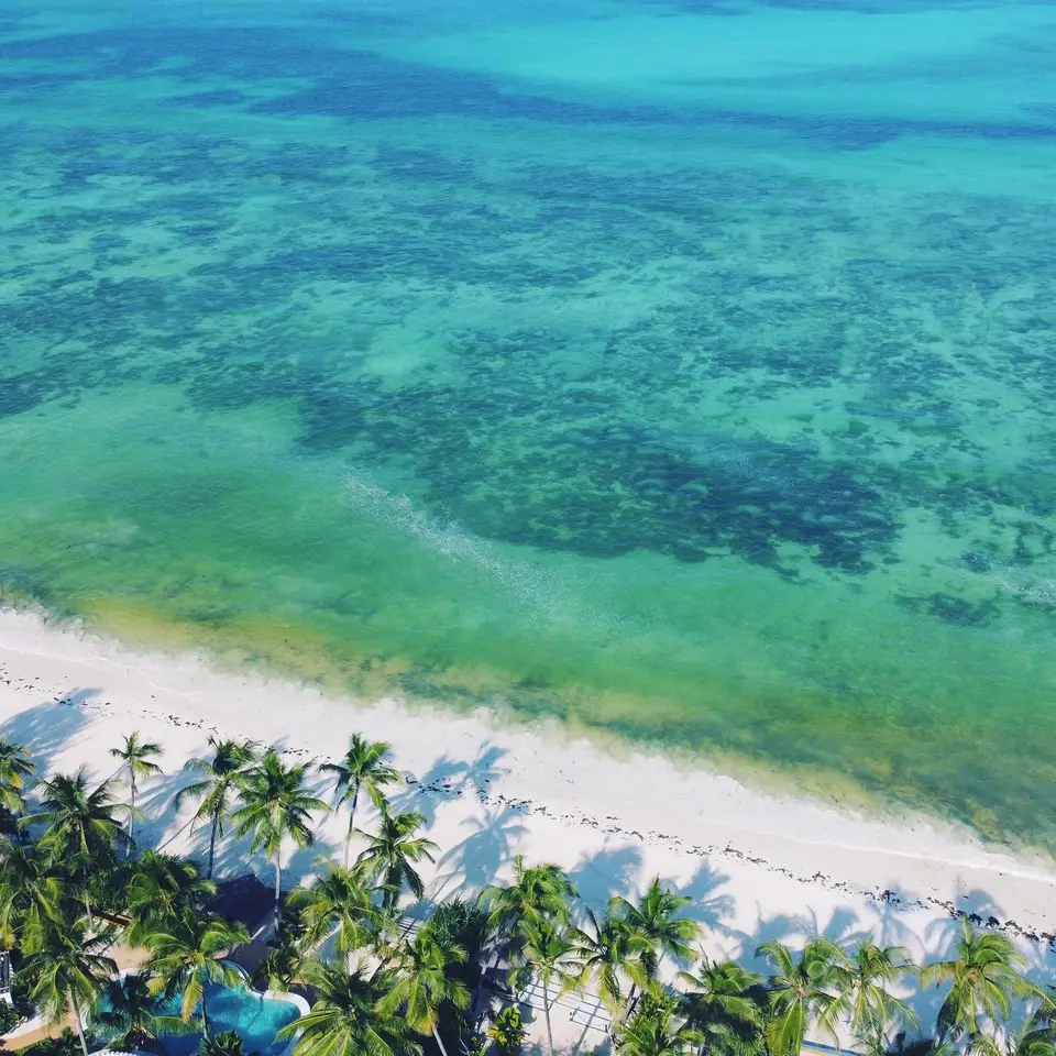 Villa Kidosho | Drohnenaufnahme von Pool und Strand