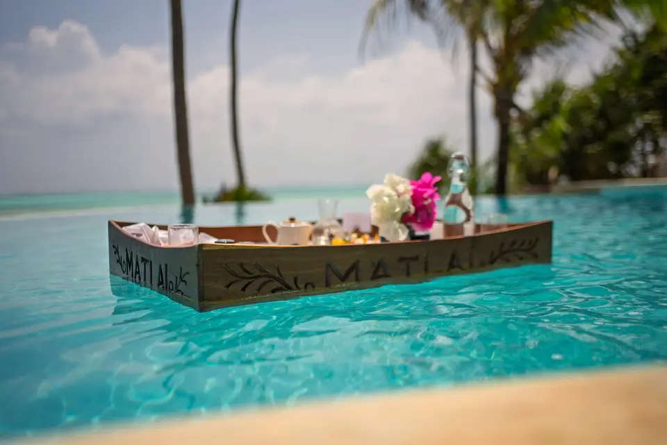 Floating Breakfast – Villa Kidosho Sansibar