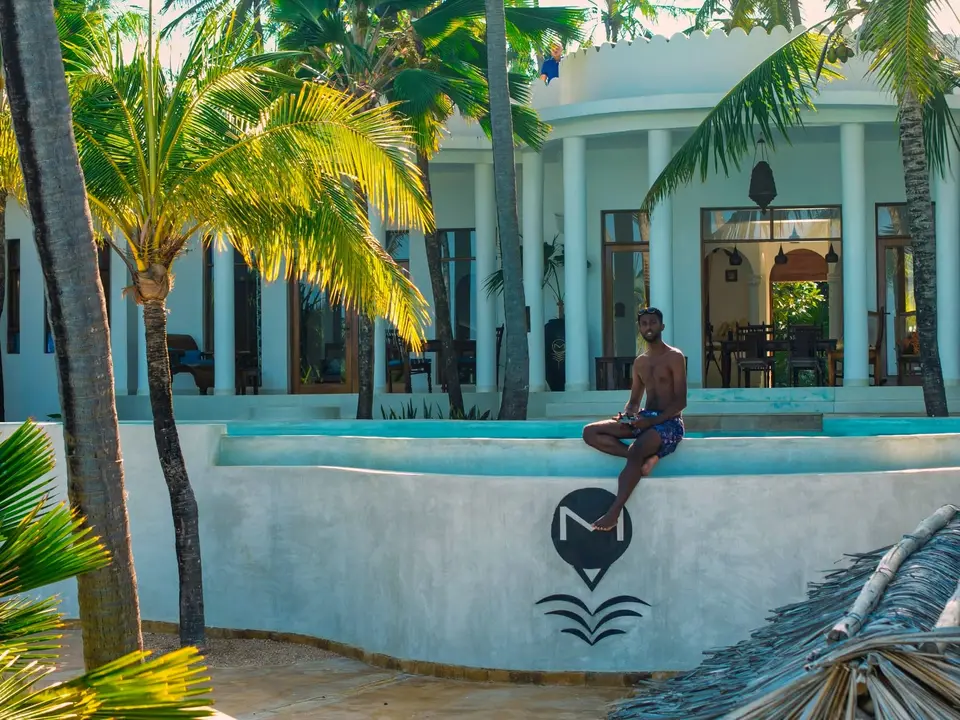Gast am Poolrand – Villa Kidosho Sansibar
