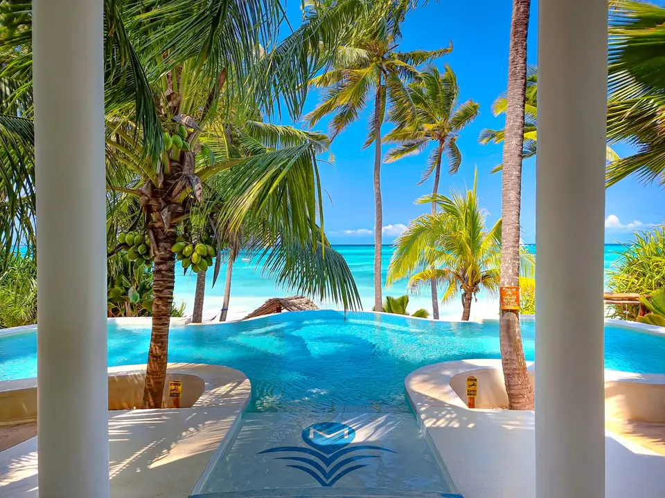 Villa Kidosho | Poolblick aus der gemeinsamen Lounge auf Pool und Meer