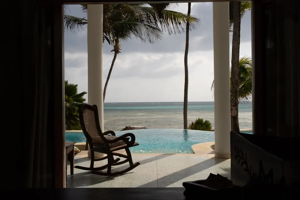 Schaukelstuhl auf dem Lounge-Balkon – Villa Kidosho Sansibar