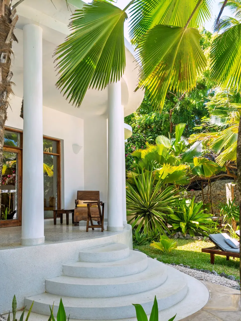 Balkon von Zimmer Jua in der Villa Kidosho, Boutique Hotel Matlai Sansibar, mit Blick auf Pool und Meer.