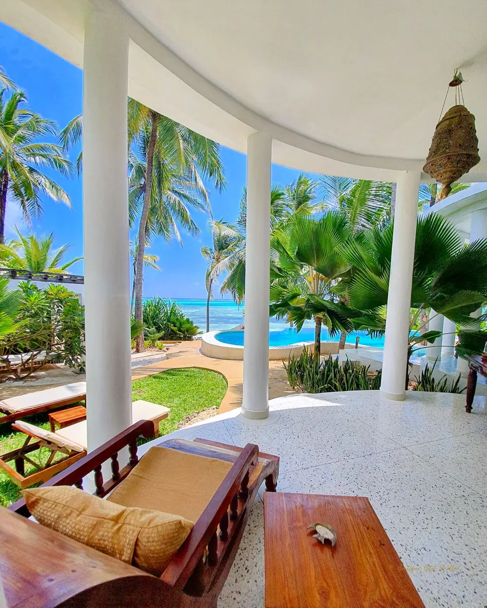 Zimmer Jua | privater Balkon mit Meer- und Poolblick