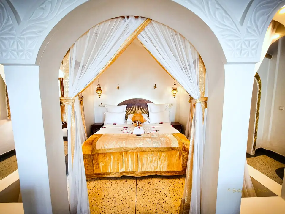 Schlafzimmer von Zimmer Jua in der Villa Kidosho, Boutique Hotel Matlai Sansibar.