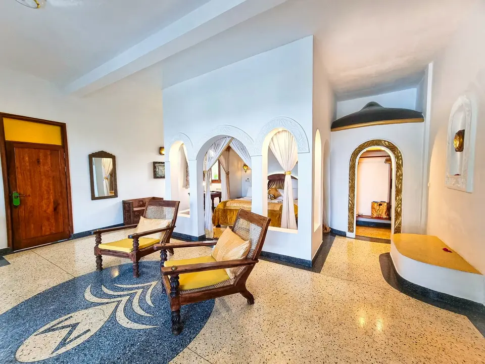Gesamtansicht von Zimmer Jua in der Villa Kidosho, Boutique Hotel Matlai Sansibar, mit geräumigem Schlafbereich und luxuriösem Design.