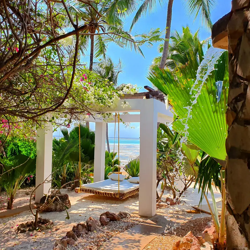 Zimmer Jua | privater Gartenbereich mit privater Pool-Dusche und Schaukelbett