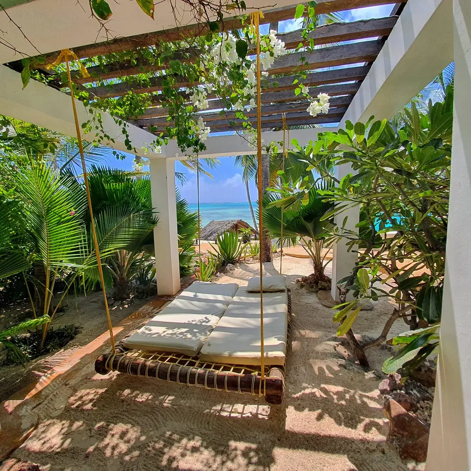 Zimmer Jua | Schaukelbett im privaten Gartenbereich