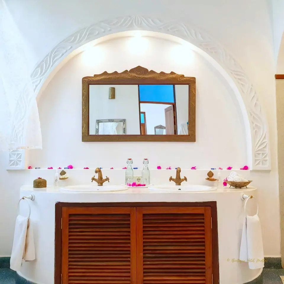 Zimmer Mwezi – Badezimmer | Doppelwaschbecken