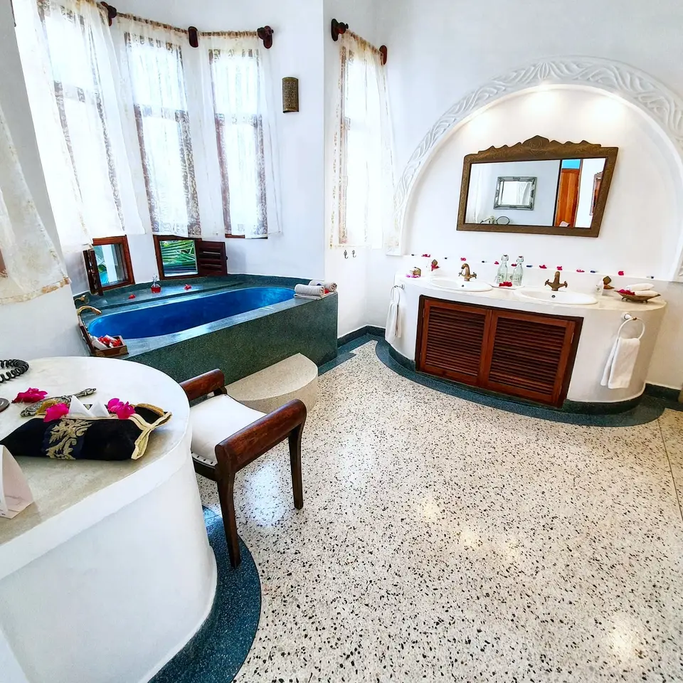 Zimmer Mwezi – Badezimmer