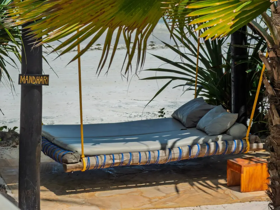 Zimmer Mwezi Schaukelbett am Strand – Villa Kidosho Sansibar