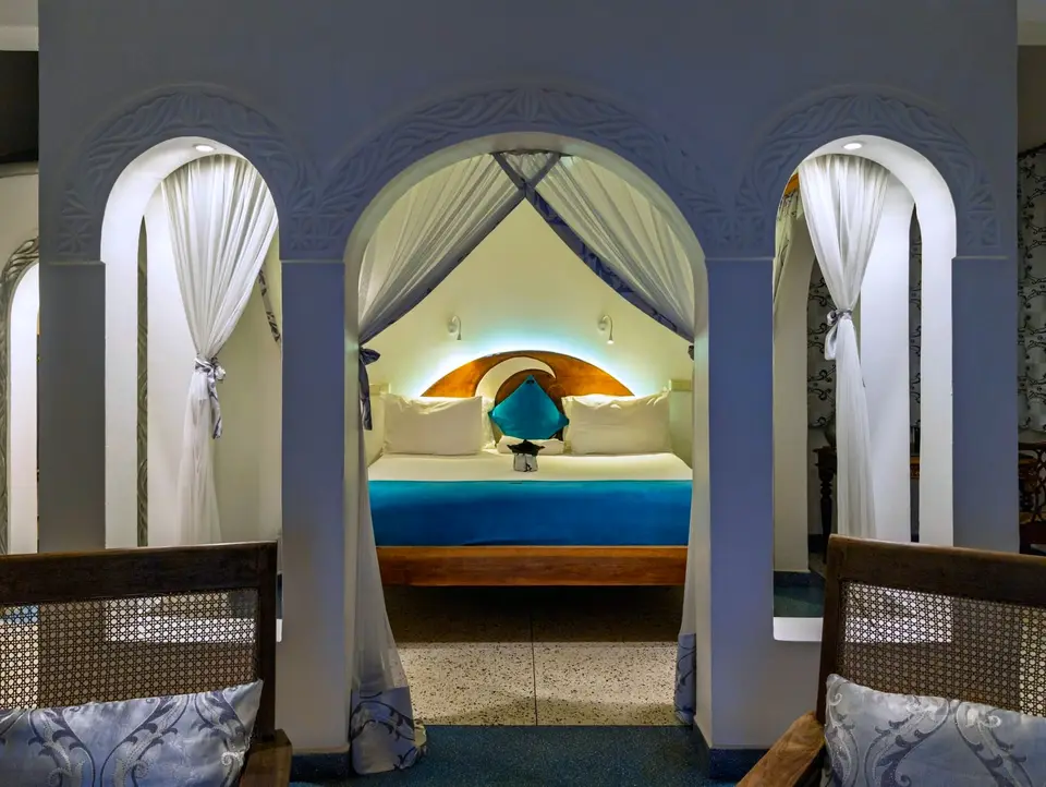 Zimmer Mwezi Bett bei Nacht – Villa Kidosho Sansibar