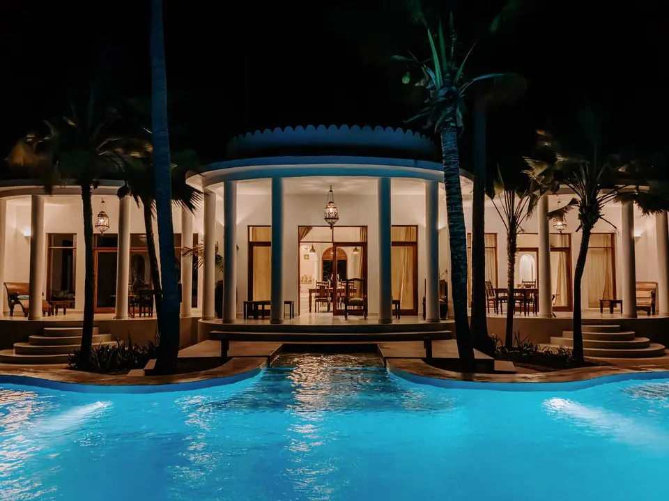 Villa Kidosho bei Nacht – Pool- & Lounge-Blick
