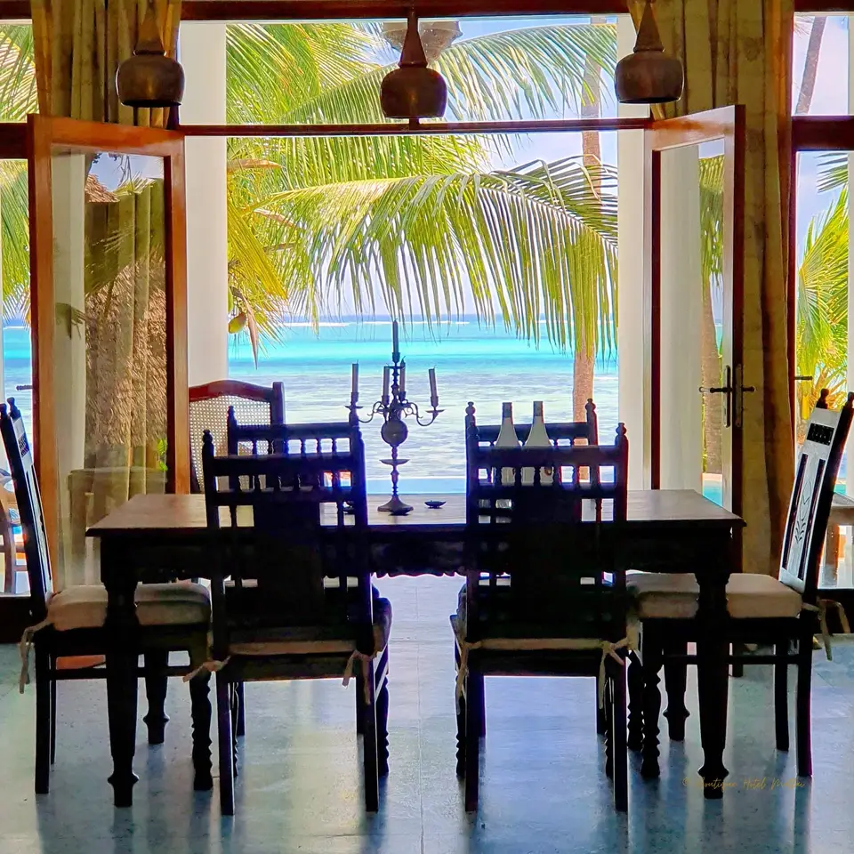 Villa Kidosho Lounge | Blick auf Pool und Meer