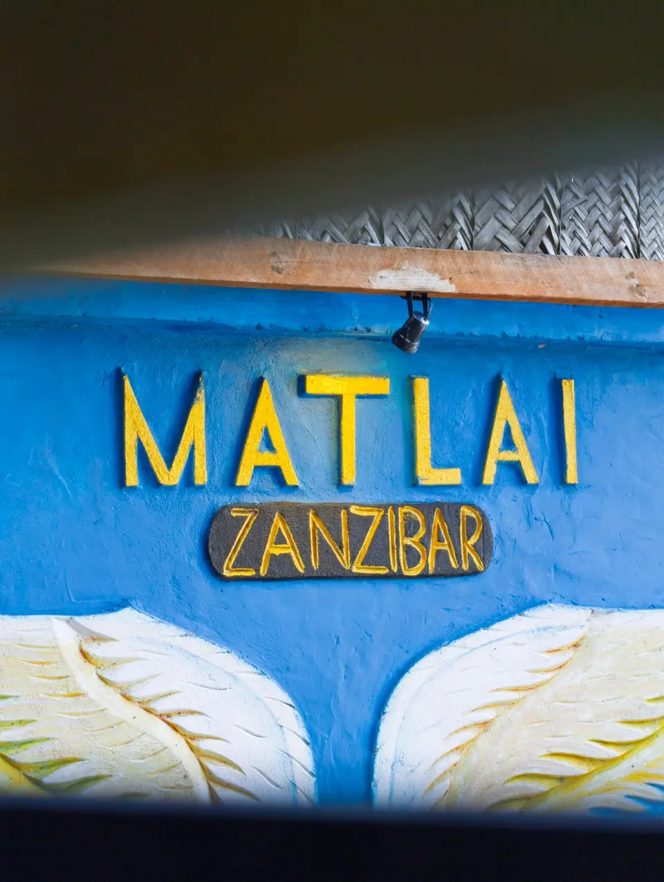 Engelsflügel-Wandkunst aus Zement im Boutique Hotel Matlai Sansibar, ein beliebter Fotospot bei Gästen.