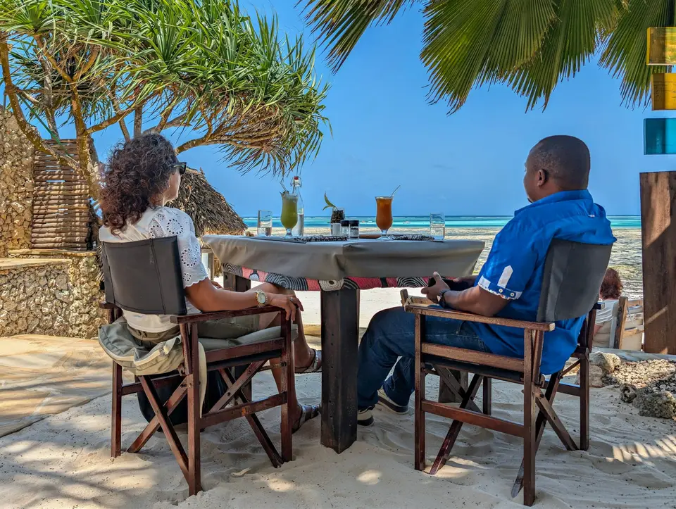 Esstisch am Strand des Zatiny Restaurant, Boutique Hotel Matlai Sansibar, mit Blick auf den Indischen Ozean und die Sandbank Matlai Mchanga.