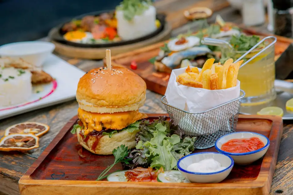 Köstlicher Beef Burger im Zatiny Restaurant, Boutique Hotel Matlai Sansibar, hausgemacht und frisch zubereitet.