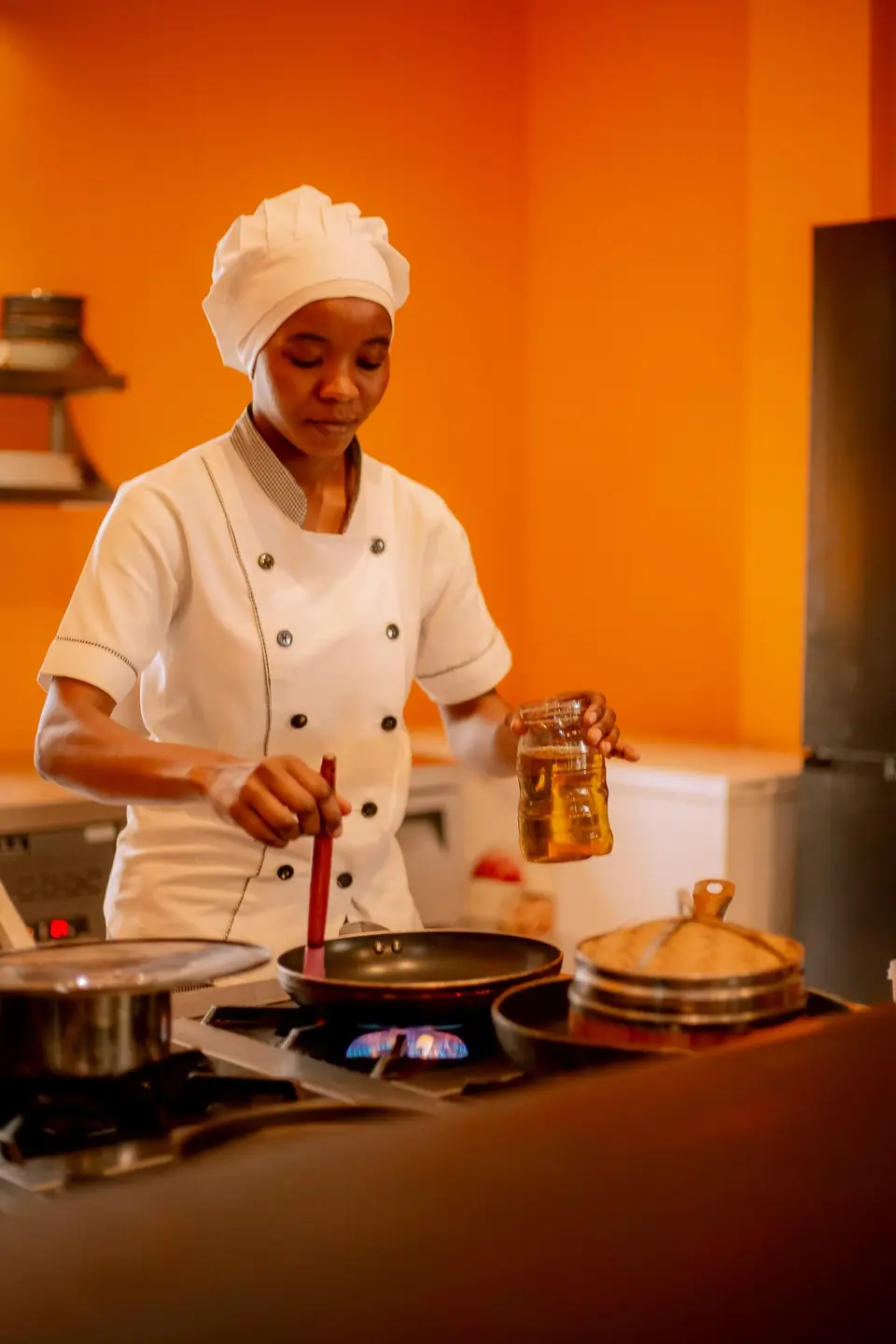 Bertha kocht authentisches vietnamesisches Essen, einschließlich Pho, für die Duyen-by-Kim-Speisekarte im Boutique Hotel Matlai Sansibar.