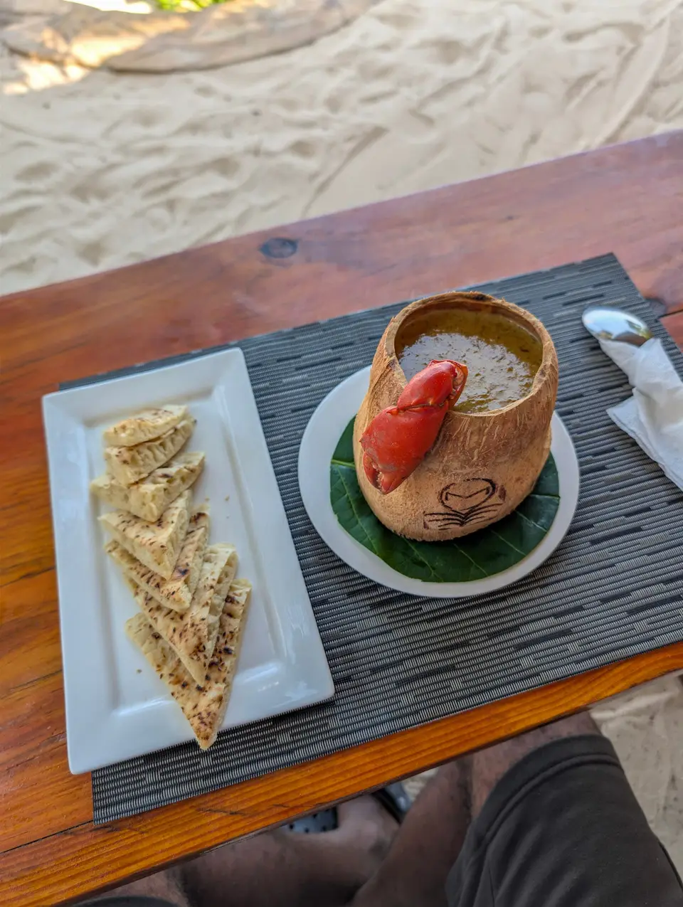 Kokosnuss-Krabbensuppe mit sansibarischem Sesambrot, serviert im Zatiny Restaurant, Boutique Hotel Matlai Sansibar.