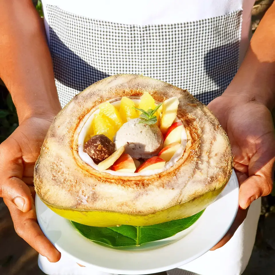 Kokosnuss-Special-Dessert, serviert in einer jungen Kokosnuss im Zatiny Restaurant, Boutique Hotel Matlai Sansibar.