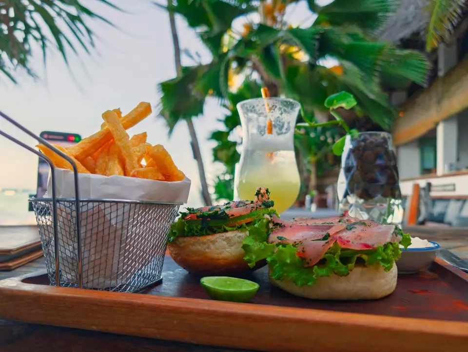 Burger mit gebeiztem Thunfisch und knusprigen Pommes, serviert im Zatiny Restaurant, Boutique Hotel Matlai Sansibar.