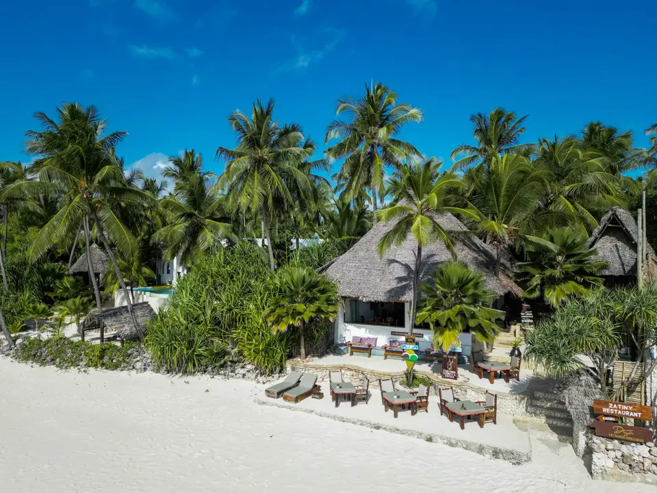 Drohnenaufnahme des Zatiny Restaurant und der Beach Bar im Boutique Hotel Matlai Sansibar vom Strand aus.