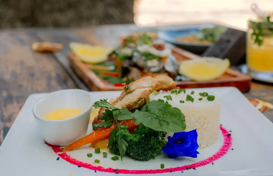 Frisches Fischgericht im Zatiny Restaurant, Boutique Hotel Matlai Sansibar, direkt aus dem Meer serviert.