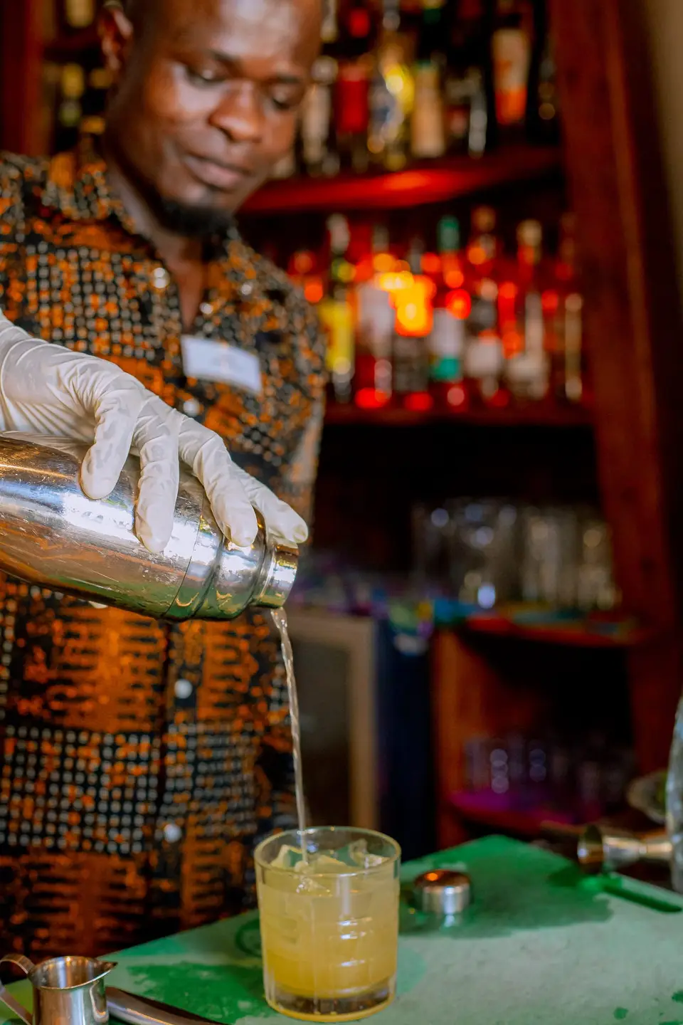 Barkeeper Julius bereitet einen Signature-Cocktail im Zatiny Restaurant, Boutique Hotel Matlai Sansibar, zu.