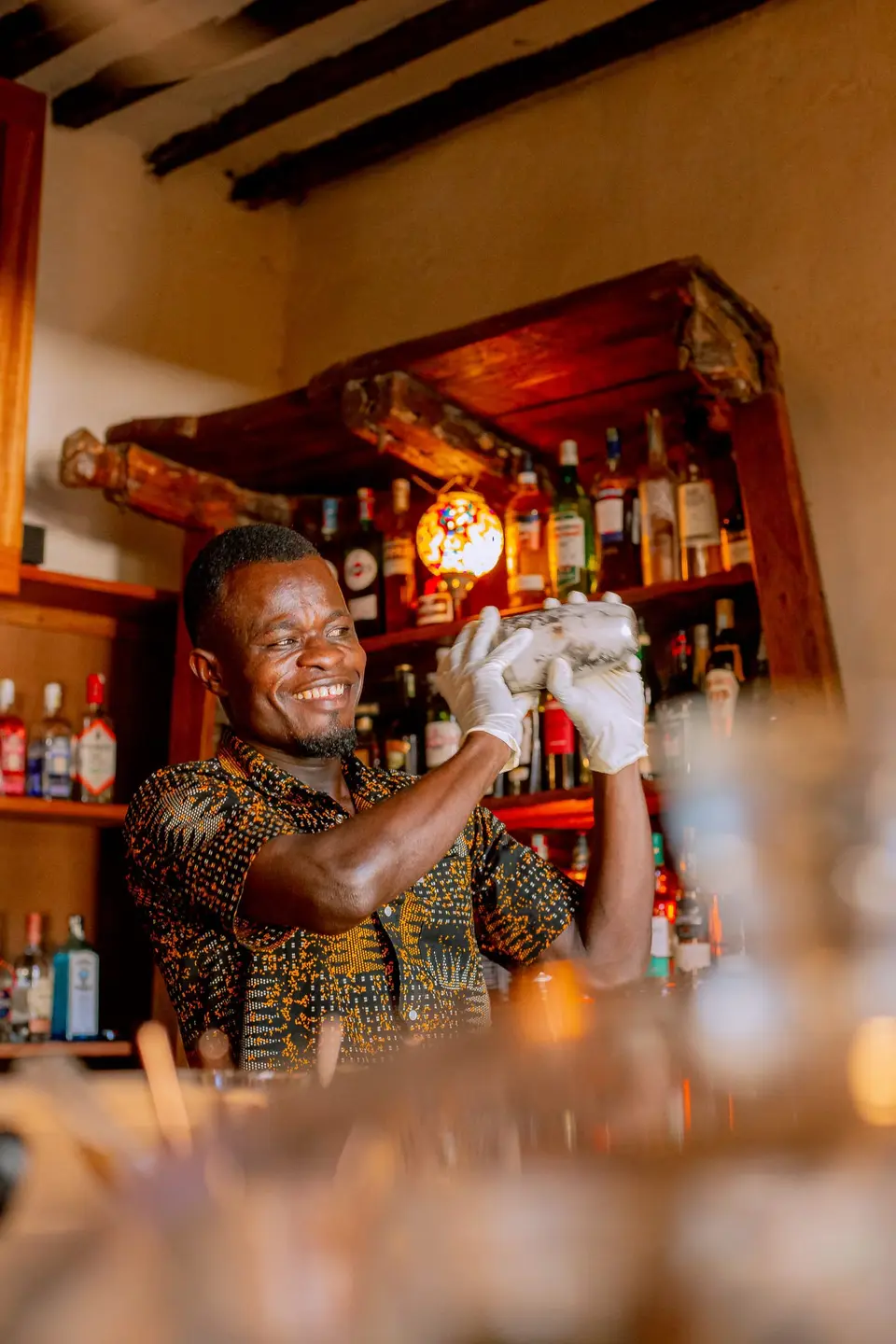 Barkeeper Julius schüttelt einen Cocktail im Zatiny Restaurant, Boutique Hotel Matlai Sansibar.