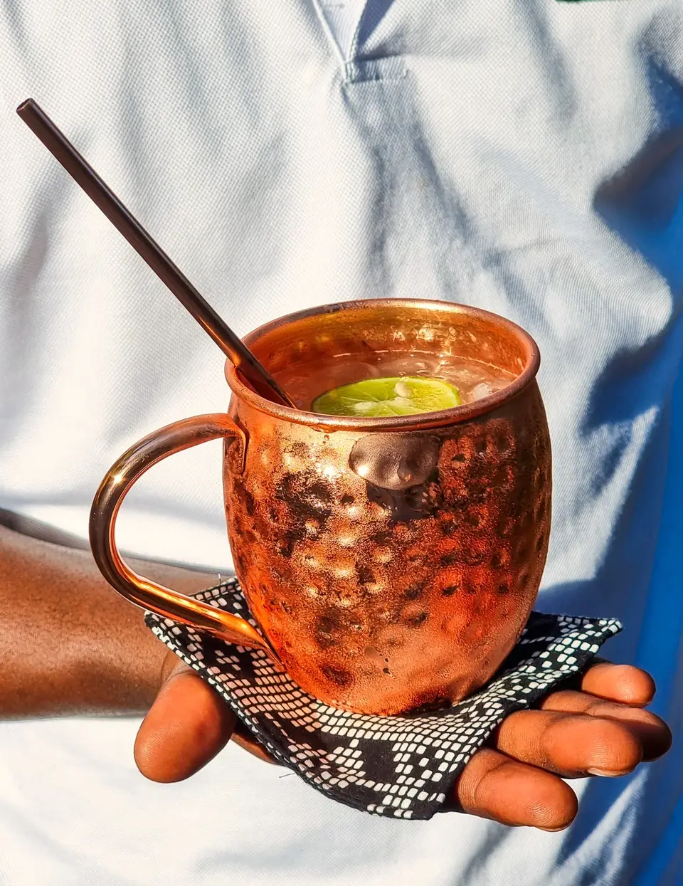 Moscow-Mule-Cocktail im Zatiny Restaurant, Boutique Hotel Matlai Sansibar, erfrischendes Getränk mit Ingwer und Limette.