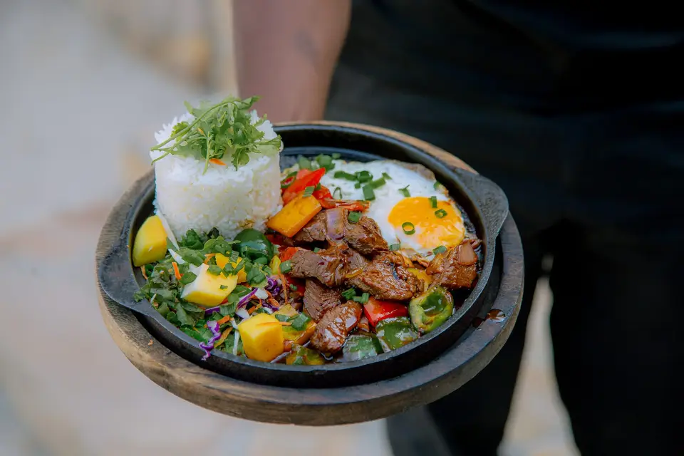 Shaking Beef auf einer heißen, brutzelnden Platte von der Duyen-by-Kim-Speisekarte im Boutique Hotel Matlai Sansibar.