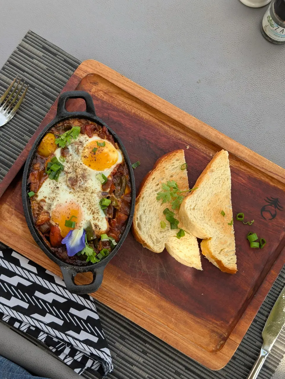 Nahaufnahme von Shakshuka im Zatiny Restaurant, Boutique Hotel Matlai Sansibar.