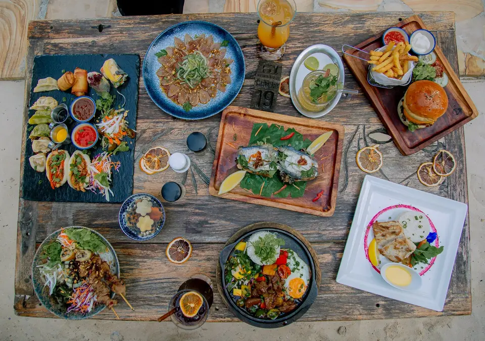 Signature-Gerichte, serviert im Zatiny Restaurant, Boutique Hotel Matlai Sansibar.