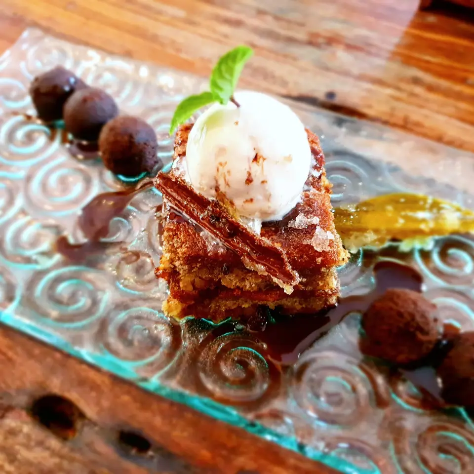 Würziges Nusskuchen-Dessert, serviert im Zatiny Restaurant, Boutique Hotel Matlai Sansibar.